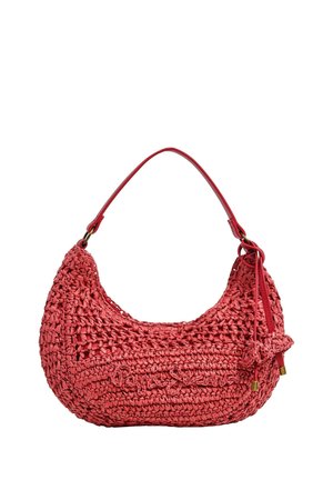 Borsa a tracolla rossa in paglia intrecciata con dettagli intrecciati e tracolla in pelle, caratterizzata da nappine decorative con punte metalliche su un lato.