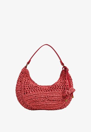 Borsa a tracolla rossa in paglia intrecciata con dettagli intrecciati e tracolla in pelle, caratterizzata da nappine decorative con punte metalliche su un lato.