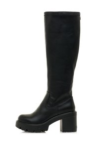 Bota negra hasta la rodilla hecha de cuero texturizado, con un tacón grueso, punta redondeada y un diseño sin costuras sin acentos de hardware visibles.