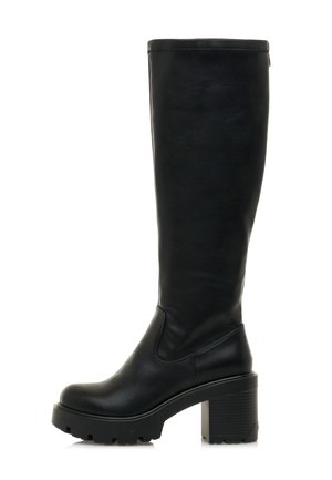 Bota negra hasta la rodilla hecha de cuero texturizado, con un tacón grueso, punta redondeada y un diseño sin costuras sin acentos de hardware visibles.