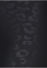 Tessuto nero con un motivo di stampa animale sottile e semitrasparente. Texture liscia con una leggera lucentezza. Adatto per abbigliamento sportivo o casual.