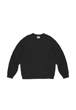 Czarna bluza z długim rękawem i okrągłym dekoltem, z ściągaczami na mankietach i u dołu, z małą prostokątną naszywką z logo na środku klatki piersiowej.