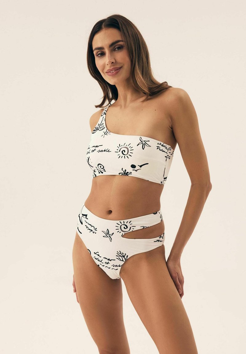 Biały zestaw bikini z topem na jedno ramię i wysokim stanem majtek. Przyozdobiony czarnymi motywami, wycięciami po bokach i gładką teksturą materiału.