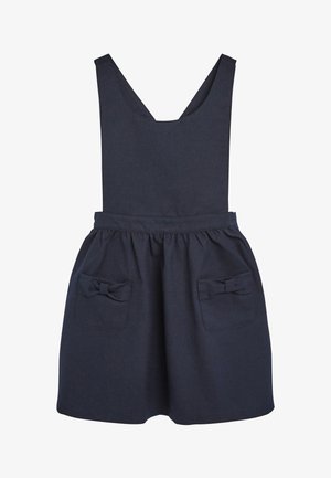 Navy sininen puuvillamekko, jossa on säädettävät olkaimet, muotoiltu vartalo ja poimutettu helma. Sisältää kaksi etutaskua, joissa on nauhaaksentit.