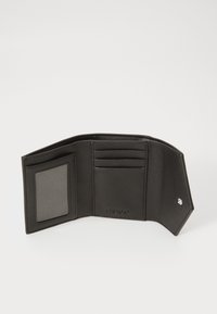 Billetera de cuero negro con un diseño abierto, que cuenta con múltiples compartimentos para tarjetas, una ventana para identificación y un patrón interior texturizado.