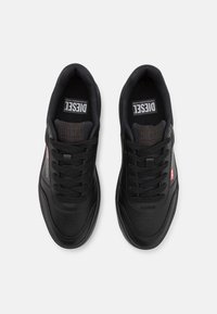 Sneaker in pelle nera con una texture liscia, dotate di un design con lacci, soletta con marchio e dettagli rossi sul lato.