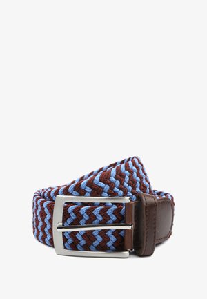 Geweven riem met een blauw en bruin kleurpatroon, voorzien van een zilverkleurige metalen gesp en een bruine leren accenten.