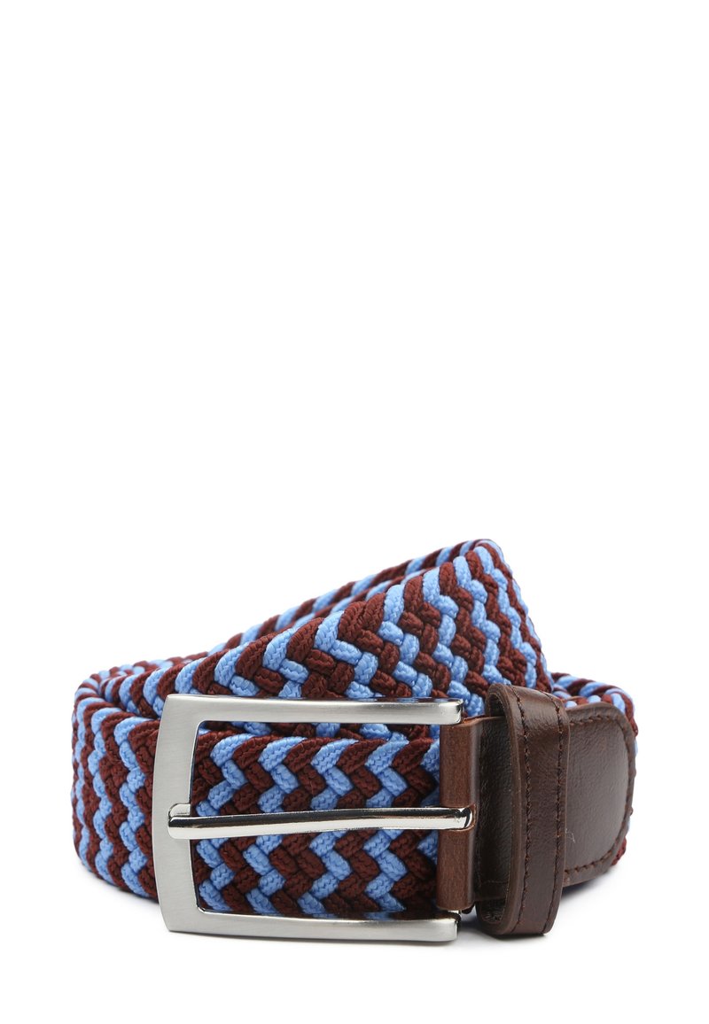 Geweven riem met een blauw en bruin kleurpatroon, voorzien van een zilverkleurige metalen gesp en een bruine leren accenten.