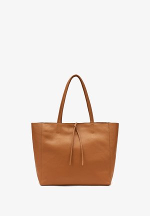 Sac fourre-tout en cuir marron avec deux longues poignées, présentant une finition texturée et un détail en cuir noué au niveau de l'ouverture centrale.