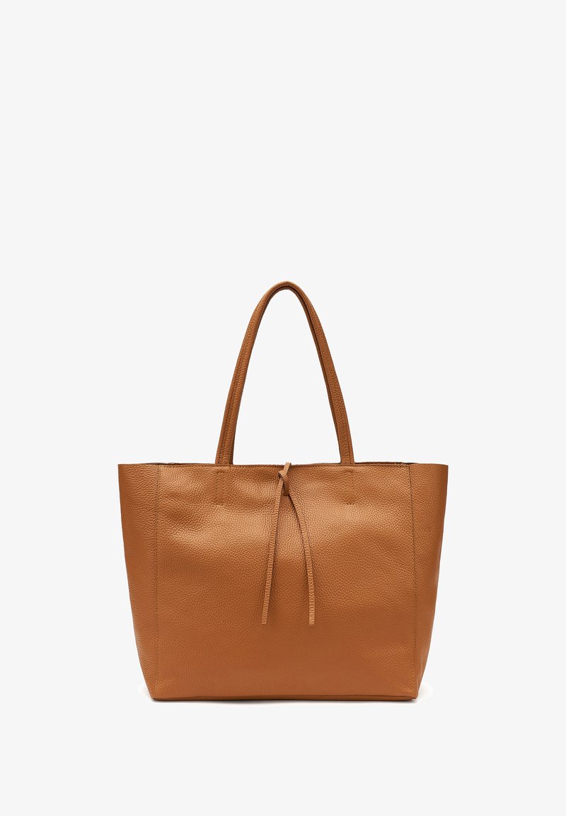 Borsa a mano in pelle marrone con due manici lunghi, caratterizzata da una finitura testurizzata e un dettagli in pelle legato al centro nella parte superiore.