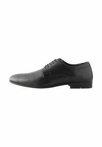Fekete bőr elegáns cipő sima felülettel, lekerekített orral, alacsony sarokkal és hat fűzőlyukkal ellátott fűzős kialakítással. Minimális varrási részletezés.
