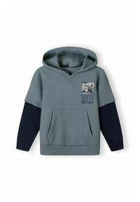 Sudadera con capucha en gris teal, con mangas cortas y un acento azul marino en el brazo derecho. Bolsillo tipo canguro en el frente con un estampado gráfico.