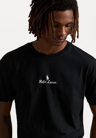 Svart bomulls-T-shirt med vit broderad "Ralph Lauren"-logotyp och ikonisk ponnydesign på bröstet. Kortärmad och med rund halsringning.