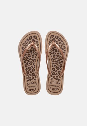 Paar brauner Flip-Flops mit Leopardenmuster auf den Fußböden und metallisch bronzefarbenen Riemen, Größenangaben auf jeder Sohle sichtbar.