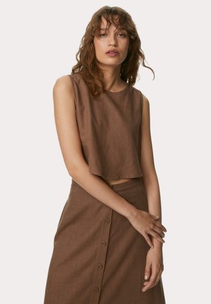 Brun linne crop top med rund halsringning, matchad med en kjol som har knappstängning fram. Slät textur och minimalistisk design.