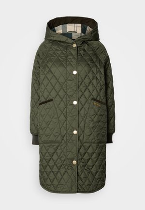 Veste matelassée verte avec capuche, dotée de boutons-pression dorés, de deux poches frontales et d'une doublure à carreaux. Texture lisse et design de longueur intermédiaire.