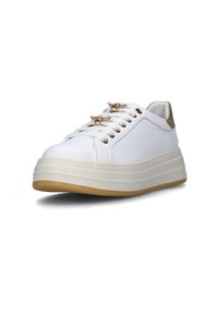 Sneaker bianco con finitura in pelle liscia, punta arrotondata, suola piattaforma chunky, dettagli metallici sugli occhielli e sulle stringhe.