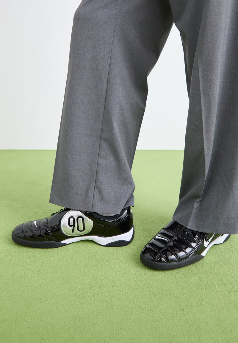 T90 SP black/white/metallic silver-coloured/black