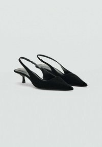 Svarta mocka slingback-klackar med spetsiga tår, en låg kittenheel och en öppen design. Har ett tunt ankelsnöre för en säker passform.