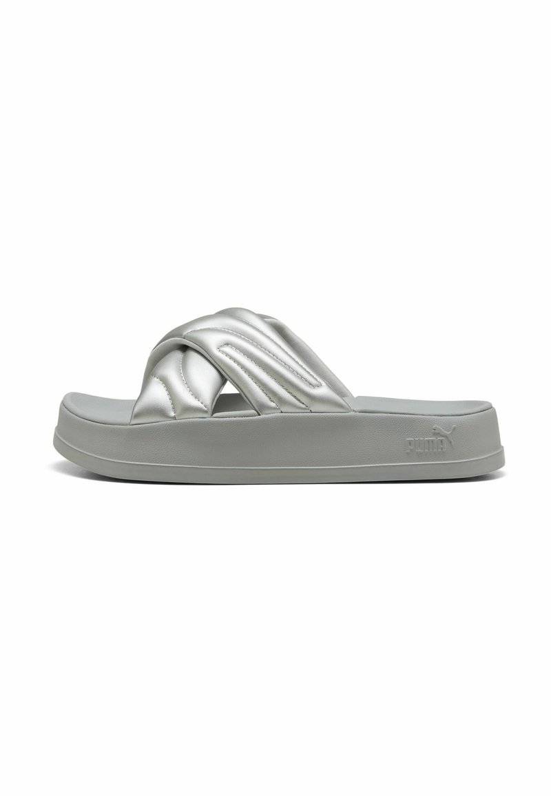 Grå slidesandal med en glat, skinnende overdel og buet stropdesign. Har en tekstureret ydersål og præget logo på siden.