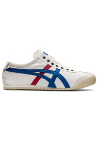 Sneaker bianca in tela con strisce blu e rosse, punta tonda, occhielli neri e suola in gomma crema con grip testurizzato.