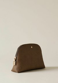 Borsa in pelle marrone con una texture a granuli, design arrotondato, zip dorata e dettaglio con lucchetto. Compatta e adatta per piccoli accessori.
