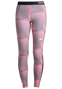 Leggings de Nike con un patrón geométrico en rosa y gris, hechos de una tela elástica, que cuentan con una cintura negra y un pequeño logo blanco.