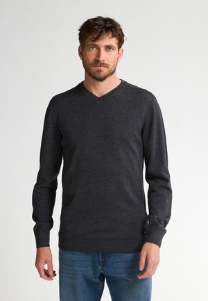 Dunkelgrauer V-Ausschnittpullover mit langen Ärmeln, Rippbündchen und Saum, aus einem weichen Strickmaterial gefertigt und mit einem kleinen Akzentknopf-Detail versehen.