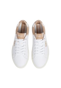 Hvite sneakers med glatt skinn-overdel, beige detaljer, rund tå og hvit gummisåle. Har snøring og preget logodetalj.