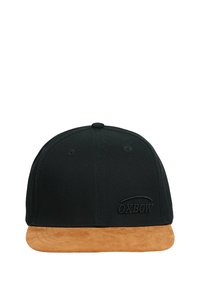Casquette noire avec un visière en suede beige, dotée d'un logo brodé à l'avant. Design avec visière plate et fermeture arrière ajustable.