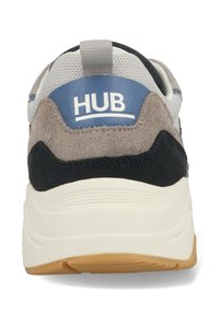 Heren sneaker met een grijs en blauw ontwerp, vervaardigd van suede en mesh materialen, met een trekhaak en een witte middenzool met een rubberen buitenzool.