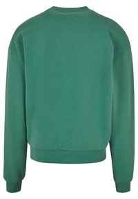 Sweat-shirt vert avec col rond, manches longues, poignets côtelés et tissu texturé. Vue de dos affichée.