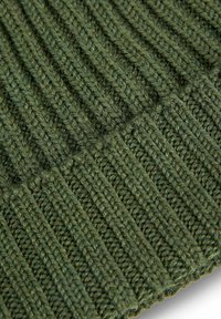 Beanie verde lavorato a maglia con texture a coste, caratterizzato da una finitura in spessa filatura, superficie chiaramente testurizzata e aspetto morbido.