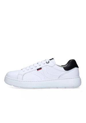 Sneaker bianco con una tomaia in pelle liscia, accento nero sul tallone, punta tonda, sei occhielli e una suola in gomma bianca spessa.