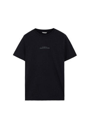 Camiseta negra de manga corta con cuello redondo y texto pequeño centrado "Scalpers Creative Studio" en el pecho.