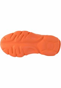 Narančasta guma za đon tenisica s teksturiranom površinom i valovitim uzorkom za proklizavanje. Karakterizirana je okruglim, ergonomskim oblikom.