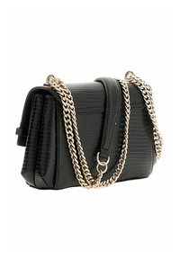 Sac à main en similicuir noir avec un motif crocodile texturé, des anses en chaîne dorée et une forme rectangulaire. Dispose d'une fermeture à rabat.