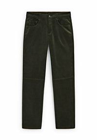 Pantalon droit vert foncé avec bouton et fermeture éclair à l'avant, deux poches avant et détail de couture au niveau du genou sur fond blanc.