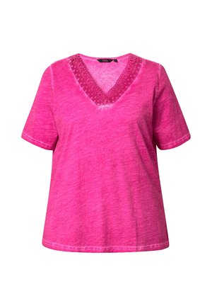 Roze katoenen T-shirt met korte mouwen en een V-hals. Voorzien van een kanten rand rond de halslijn en een relaxte pasvorm. Gladde textuur.