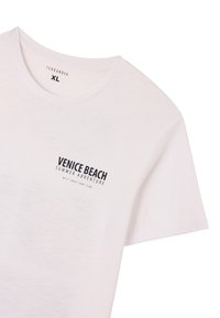 T-shirt bianca a maniche corte con scollo rotondo, con una stampa grafica nera che recita "Venice Beach Summer Adventure".