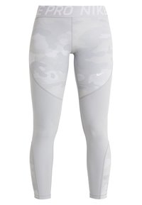 Lys grå Nike Pro leggings med subtilt camouflage mønster, høj talje og hvid Nike swoosh på låret.