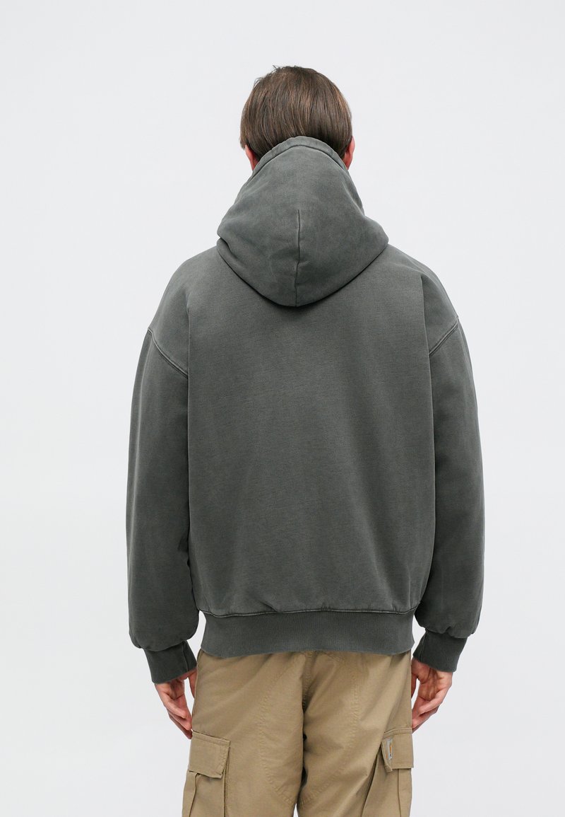 Felpa con cappuccio in tessuto grigio scuro, caratterizzata da una vestibilità rilassata, polsini e orlo a coste, con una texture liscia e senza motivi visibili.