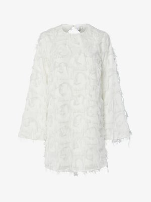 Hvit, teksturert topp med et fluffy utseende. Rund hals, lange ermer og lagdelt stoff som skaper en 3D-effekt med frynser.