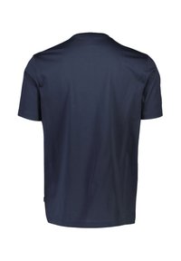 Marineblauwe katoenen t-shirt, korte mouwen, ronde hals, soepele textuur, getailleerde pasvorm zonder zichtbare grafieken of patronen.