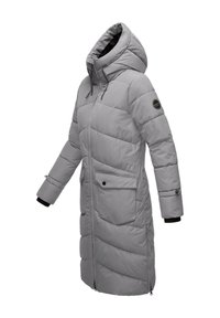 Szara długa kurtka puchowa z kapturem, z zamkiem z przodu, kieszeniami po bokach i prążkowanymi mankietami. Tekstura jest gładka z pikowanym wzorem.