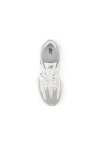 Zapatilla deportiva blanca y gris con materiales de malla y ante, que presenta una suela gruesa, cordones y un pequeño logo en la lengüeta.