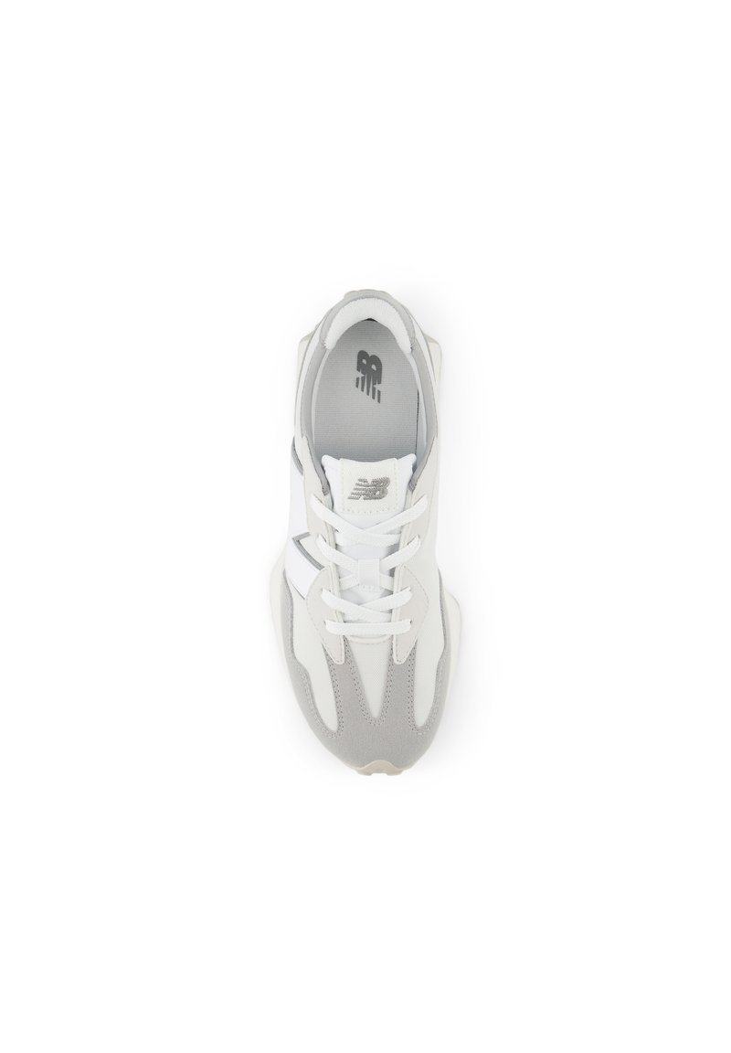 Zapatilla deportiva blanca y gris con materiales de malla y ante, que presenta una suela gruesa, cordones y un pequeño logo en la lengüeta.