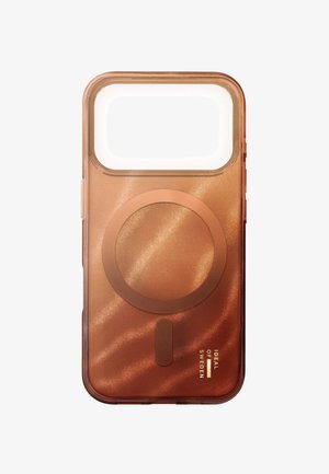 Funda de teléfono transparente de color naranja con acabado brillante, círculo MagSafe y textura lisa. Presenta patrones de líneas inclinadas y el logotipo de la marca.