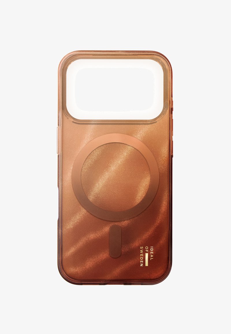 Transparent oransje mobildeksel med blank finish, MagSafe-sirkel og glatt tekstur. Har skrå linjemønstre og merkevarelogo.