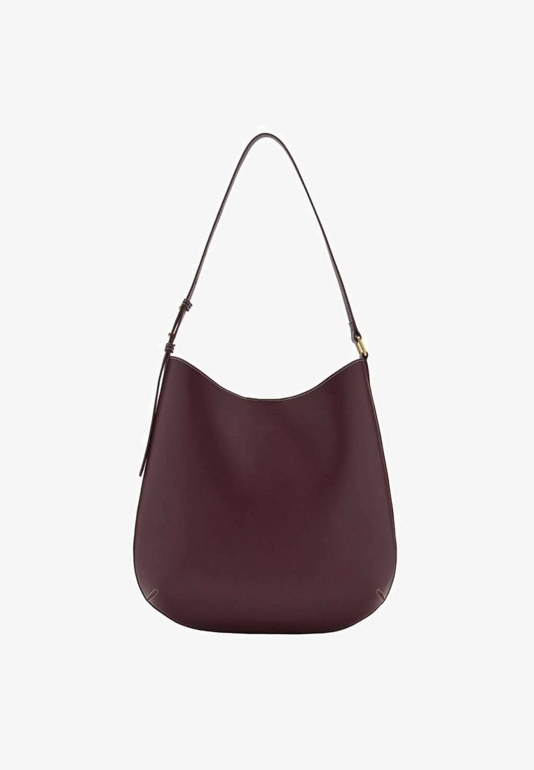 Sac à épaule en cuir marron foncé avec un bord supérieur courbé et une bandoulière réglable avec boucle ton or.